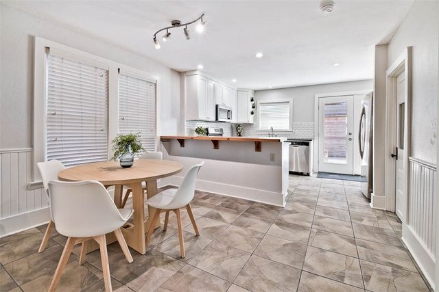 452 SW B Street, Bentonville, AR 72712