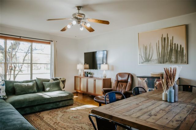 604 W Pecan ST, Johnson City, TX 78636