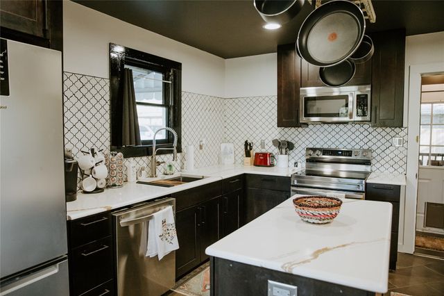 604 W Pecan ST, Johnson City, TX 78636