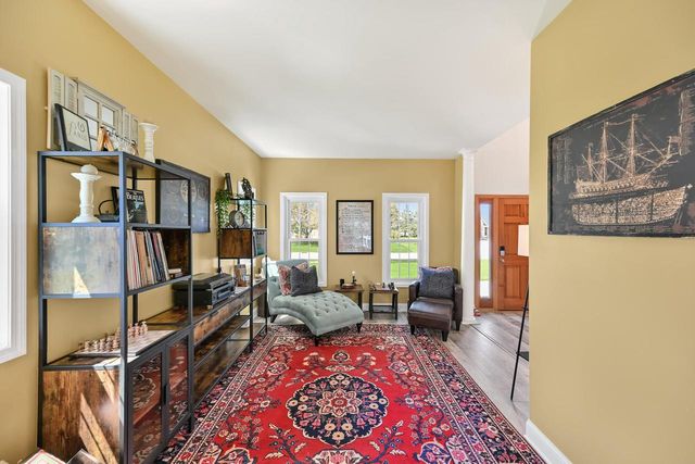 W262N2438 Deer Haven DRIVE, Pewaukee, WI 53072