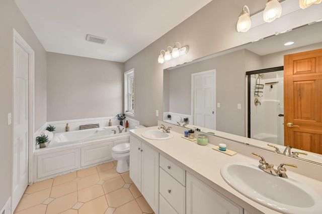 W262N2438 Deer Haven DRIVE, Pewaukee, WI 53072