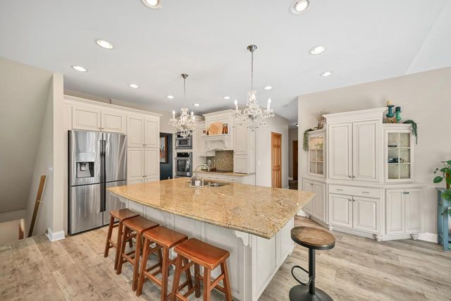 W262N2438 Deer Haven DRIVE, Pewaukee, WI 53072