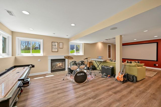 W262N2438 Deer Haven DRIVE, Pewaukee, WI 53072