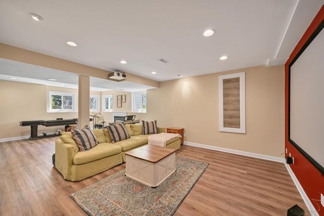W262N2438 Deer Haven DRIVE, Pewaukee, WI 53072