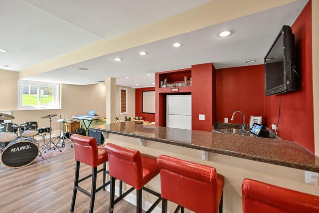 W262N2438 Deer Haven DRIVE, Pewaukee, WI 53072