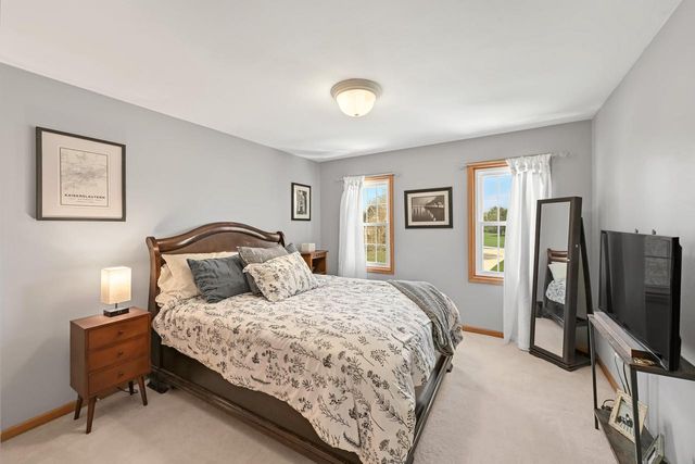 W262N2438 Deer Haven DRIVE, Pewaukee, WI 53072
