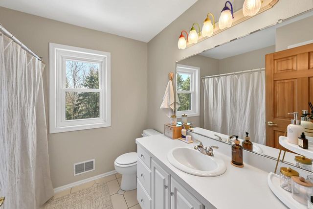 W262N2438 Deer Haven DRIVE, Pewaukee, WI 53072