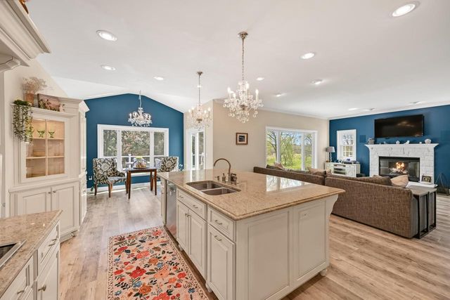 W262N2438 Deer Haven DRIVE, Pewaukee, WI 53072