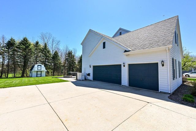 W262N2438 Deer Haven DRIVE, Pewaukee, WI 53072