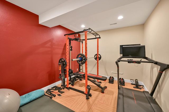 W262N2438 Deer Haven DRIVE, Pewaukee, WI 53072