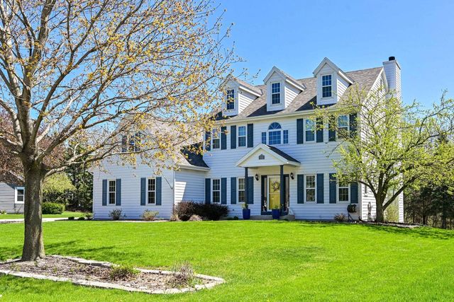 W262N2438 Deer Haven DRIVE, Pewaukee, WI 53072