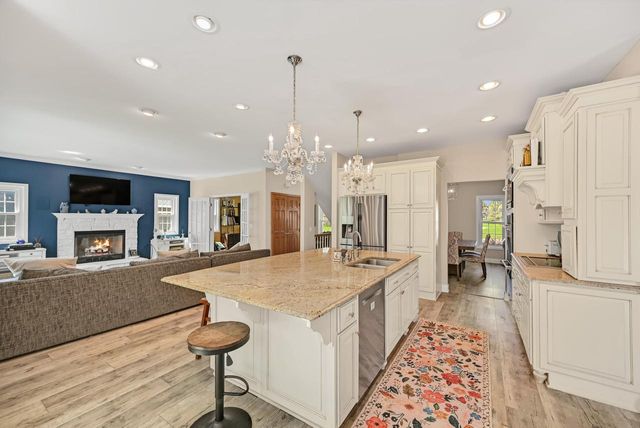 W262N2438 Deer Haven DRIVE, Pewaukee, WI 53072