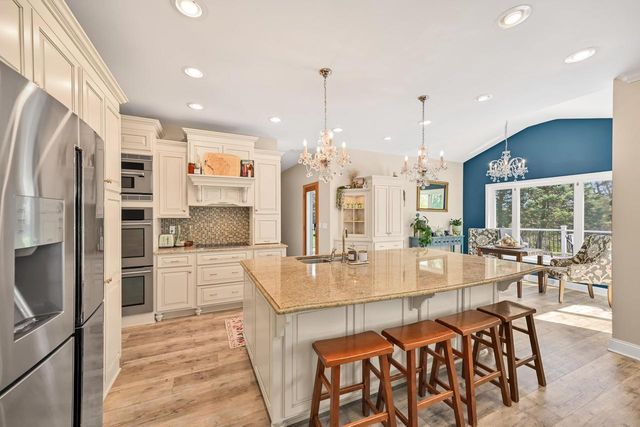 W262N2438 Deer Haven DRIVE, Pewaukee, WI 53072