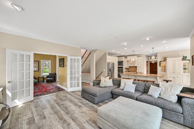 W262N2438 Deer Haven DRIVE, Pewaukee, WI 53072