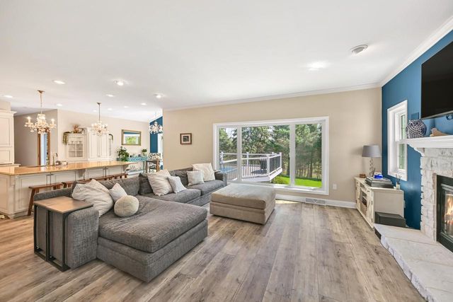 W262N2438 Deer Haven DRIVE, Pewaukee, WI 53072