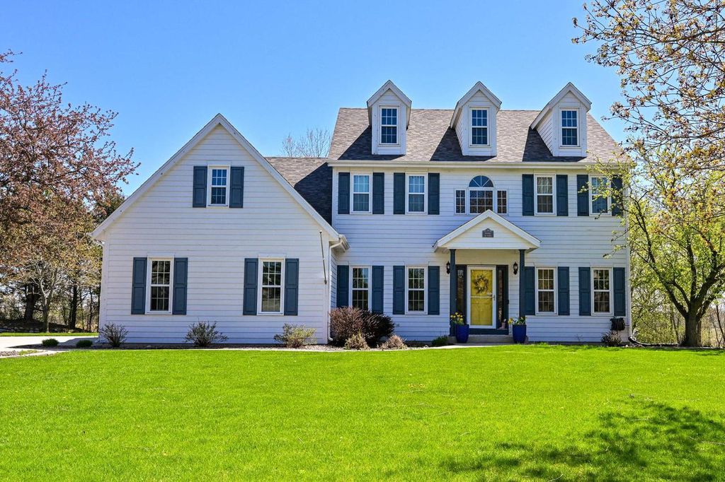W262N2438 Deer Haven DRIVE, Pewaukee, WI 53072