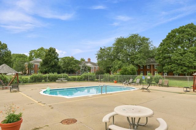 540 Devonshire Lane 7, Crystal Lake, IL 60014