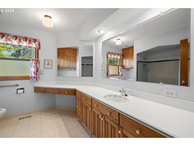 14220 Ne SAN RAFAEL St, Portland, OR 97230