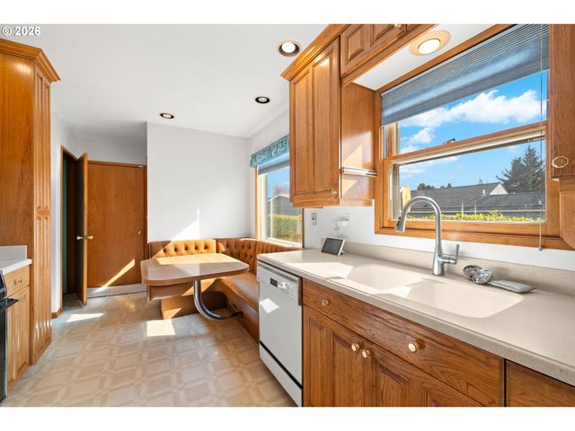 14220 Ne SAN RAFAEL St, Portland, OR 97230