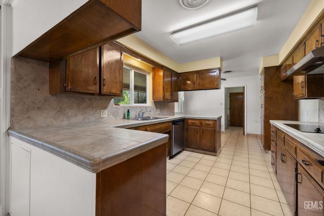 320 Hume Lane, Bakersfield, CA 93309