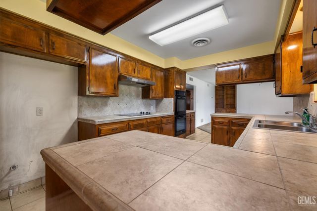 320 Hume Lane, Bakersfield, CA 93309