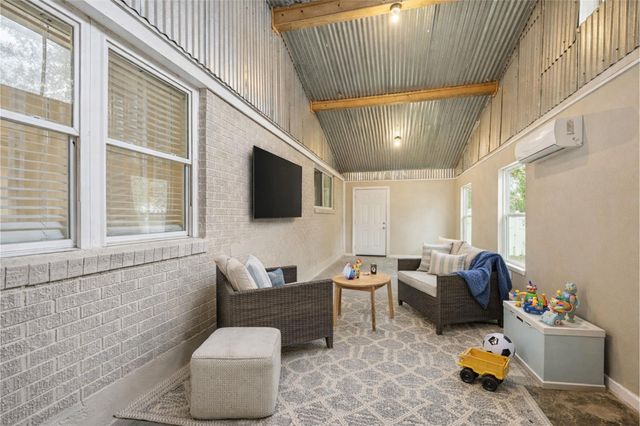 241 S Masonic St, Bellville, TX 77418