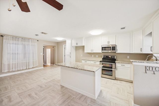 241 S Masonic St, Bellville, TX 77418