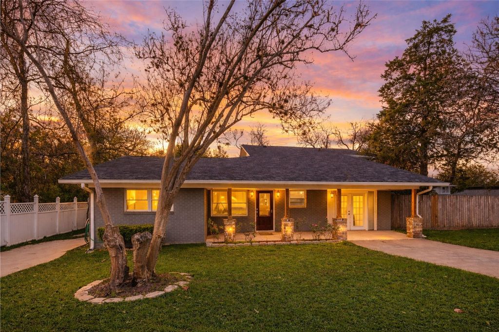 241 S Masonic St, Bellville, TX 77418