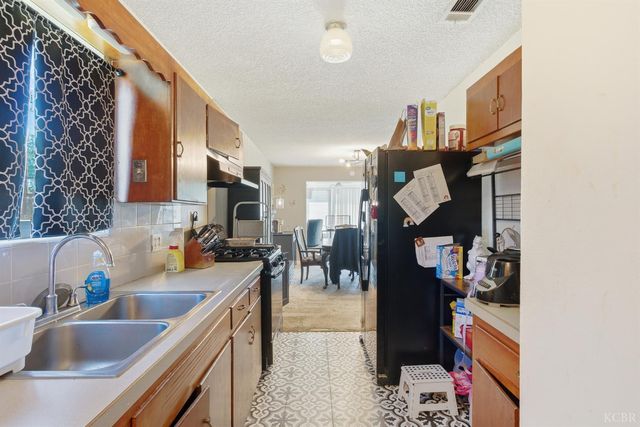 1901 N Kensington Way, Hanford, CA 93230