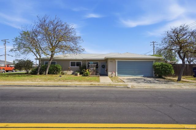 1901 N Kensington Way, Hanford, CA 93230