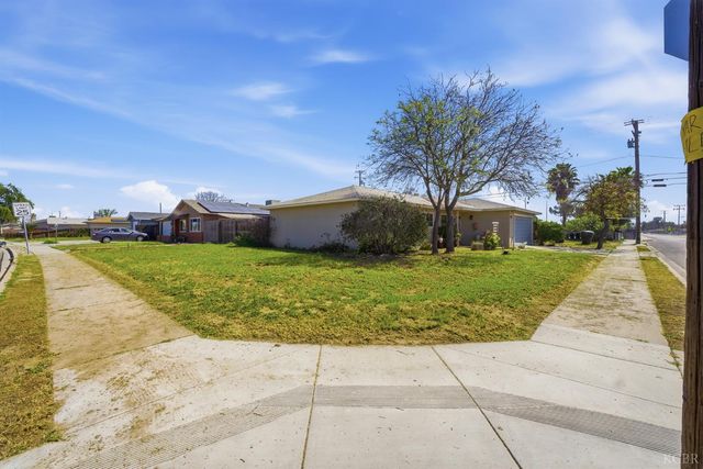 1901 N Kensington Way, Hanford, CA 93230