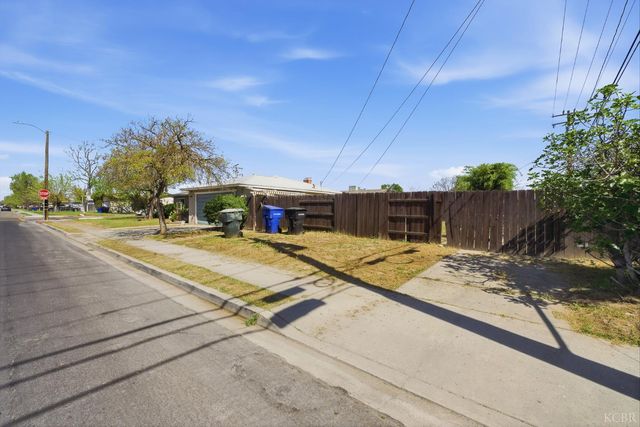 1901 N Kensington Way, Hanford, CA 93230