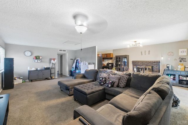 1901 N Kensington Way, Hanford, CA 93230