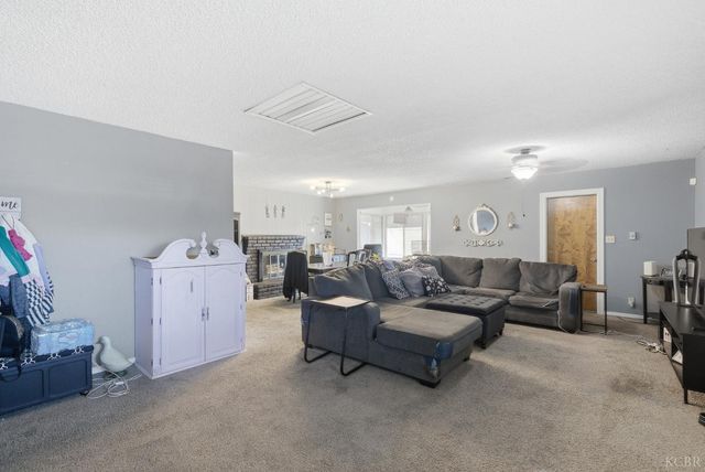 1901 N Kensington Way, Hanford, CA 93230