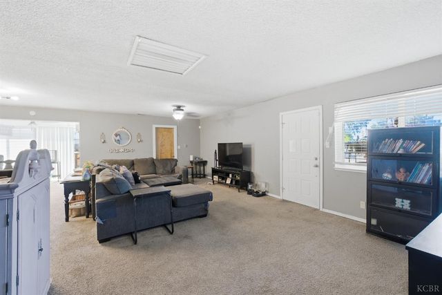 1901 N Kensington Way, Hanford, CA 93230