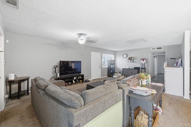 1901 N Kensington Way, Hanford, CA 93230