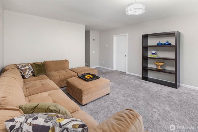 9630 NE 35th Place, Clyde Hill, WA 98004