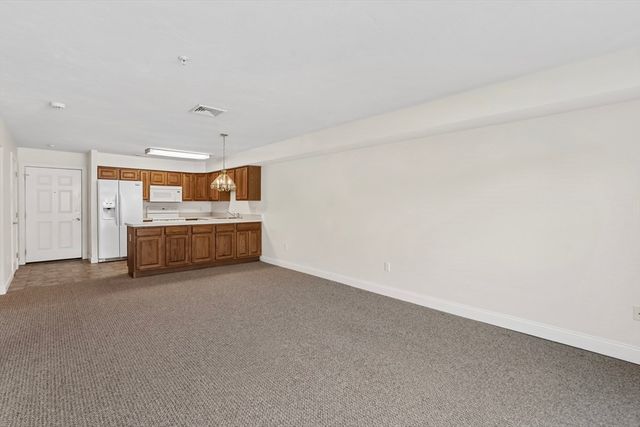26 Greenleaves Dr 602, Amherst, MA 01002