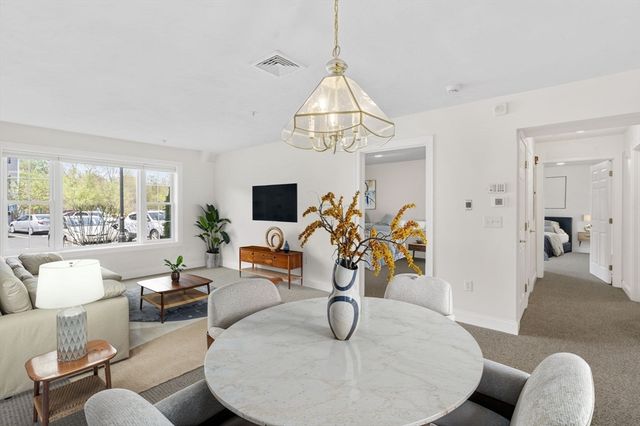 26 Greenleaves Dr 602, Amherst, MA 01002