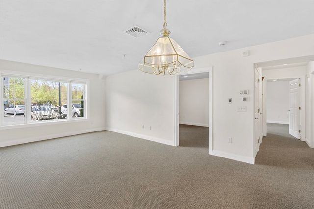26 Greenleaves Dr 602, Amherst, MA 01002