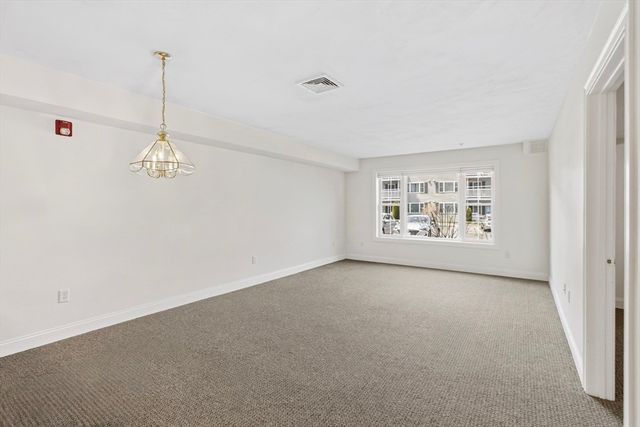 26 Greenleaves Dr 602, Amherst, MA 01002