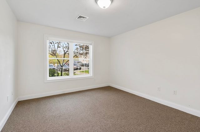26 Greenleaves Dr 602, Amherst, MA 01002
