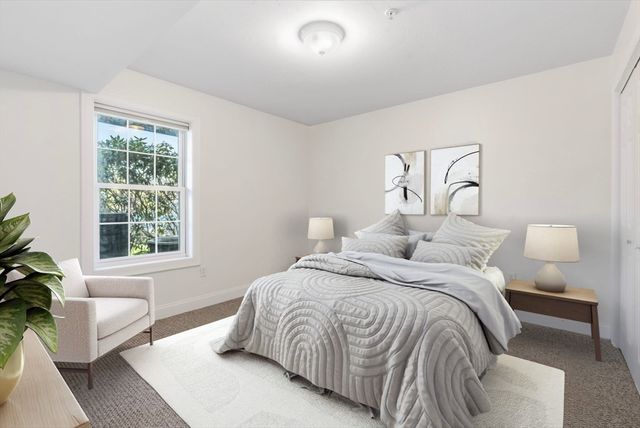 26 Greenleaves Dr 602, Amherst, MA 01002
