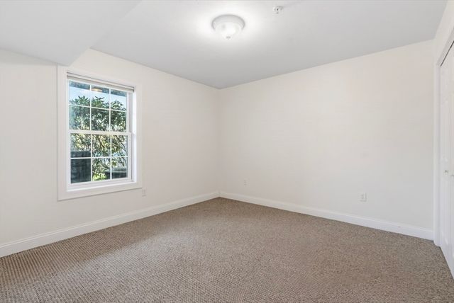 26 Greenleaves Dr 602, Amherst, MA 01002