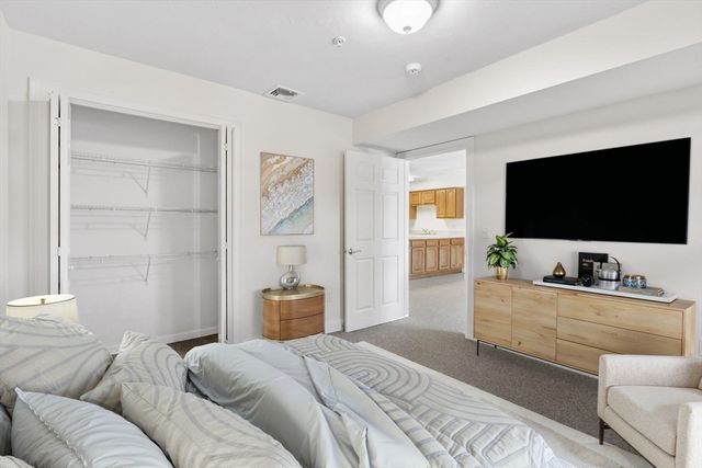 26 Greenleaves Dr 602, Amherst, MA 01002