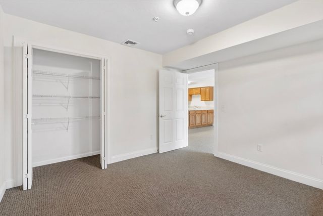 26 Greenleaves Dr 602, Amherst, MA 01002