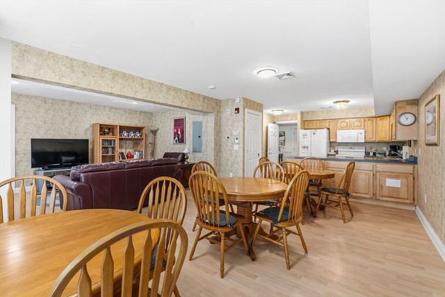 26 Greenleaves Dr 602, Amherst, MA 01002