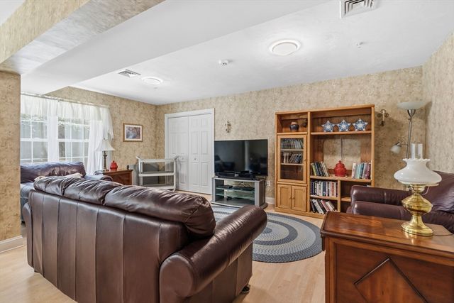 26 Greenleaves Dr 602, Amherst, MA 01002