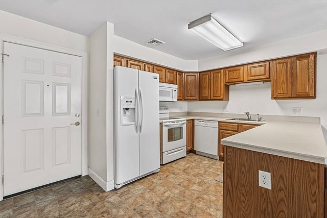 26 Greenleaves Dr 602, Amherst, MA 01002