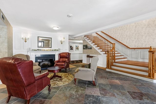 26 Greenleaves Dr 602, Amherst, MA 01002